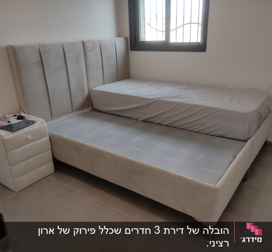 מיטה עם מזרן חלקית, חדר ריק, אריזות על שידה